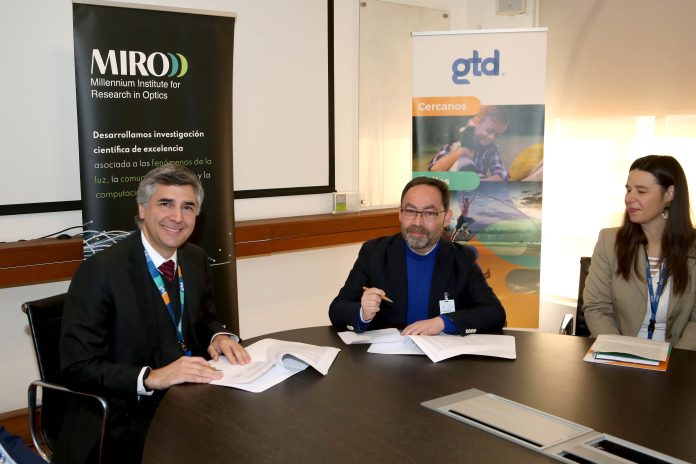 Aldo Delgado, director del Instituto Milenio de Investigación en Óptica y Cristián Eyzaguirre, gerente de estrategia e innovación de Gtd firman acuerdo