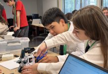 Ocho colegios construyeron sus propios microscopios para llevar la ciencia al aula